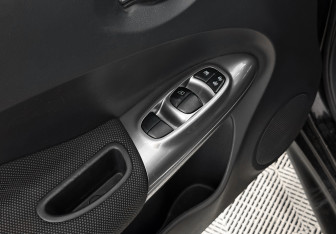 Подержанный автомобиль Nissan Juke 2012 года (10 фото)