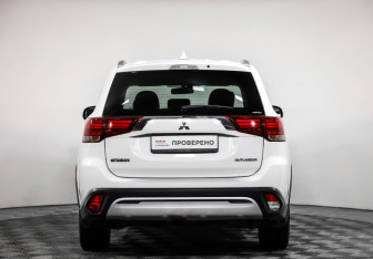 Подержанный автомобиль Mitsubishi Outlander 2019 года (6 фото)