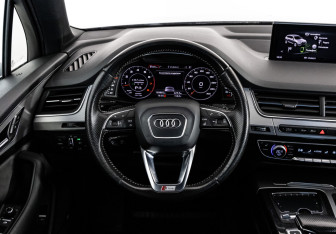 Подержанный автомобиль Audi Q7 2015 года (15 фото)