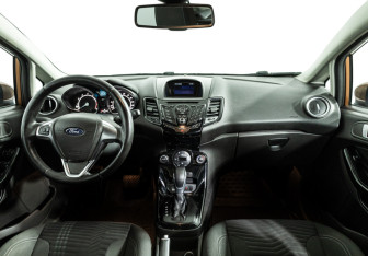 Подержанный автомобиль Ford Fiesta Sedan 2015 года (13 фото)
