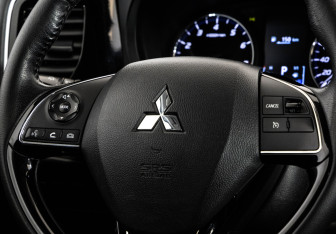 Подержанный автомобиль Mitsubishi Outlander 2018 года (12 фото)