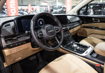 Подержанный автомобиль Kia Carnival 2023 года (14 фото)
