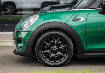 Подержанный автомобиль MINI Hatch 2020 года (10 фото)
