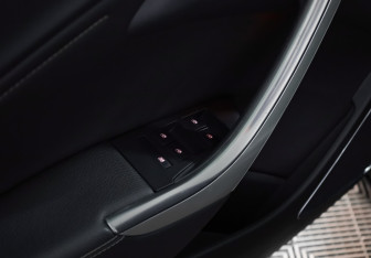 Подержанный автомобиль Opel Astra Hatchback 2011 года (12 фото)