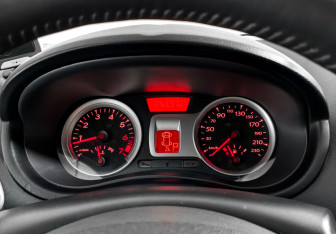 Подержанный автомобиль Renault Clio Hatchback 2010 года (19 фото)