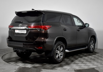 Подержанный автомобиль Toyota Fortuner 2020 года (5 фото)