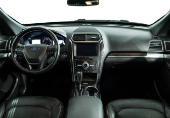 Подержанный автомобиль Ford Explorer 2018 года (13 фото)