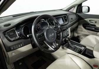 Подержанный автомобиль Kia Carnival 2017 года (11 фото)