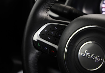 Подержанный автомобиль Jeep Renegade 2017 года (11 фото)