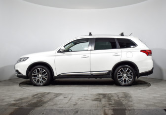 Подержанный автомобиль Mitsubishi Outlander 2016 года (8 фото)