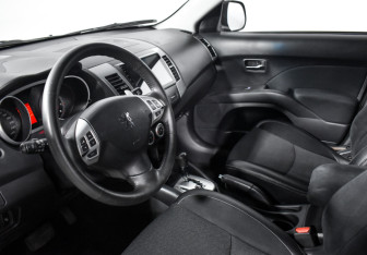 Подержанный автомобиль Peugeot 4007 2008 года (9 фото)