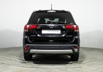 Подержанный автомобиль Mitsubishi Outlander 2016 года (6 фото)