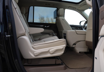 Подержанный автомобиль GMC Yukon 2022 года (31 фото)