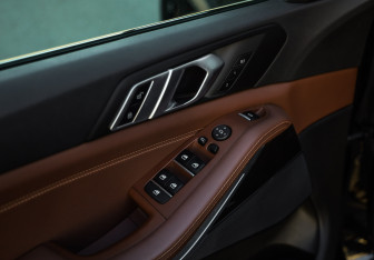 Подержанный автомобиль BMW X5 2021 года (23 фото)