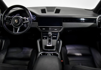 Подержанный автомобиль Porsche Cayenne 2019 года (15 фото)