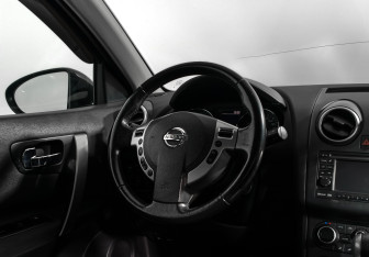 Подержанный автомобиль Nissan Qashqai 2012 года (15 фото)
