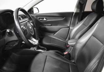 Подержанный автомобиль Kia Rio Hatchback 2017 года (10 фото)