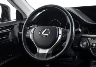Подержанный автомобиль Lexus ES 2012 года (19 фото)