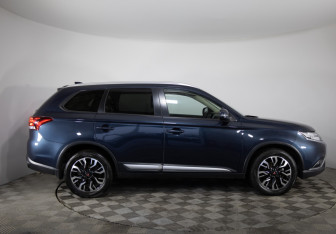 Подержанный автомобиль Mitsubishi Outlander 2019 года (4 фото)