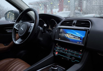 Подержанный автомобиль Jaguar F-Pace 2018 года (23 фото)