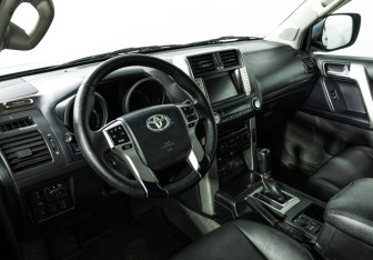 Подержанный автомобиль Toyota Land Cruiser Prado 2010 года (11 фото)