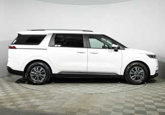 Подержанный автомобиль Kia Carnival 2021 года (4 фото)