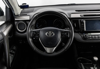 Подержанный автомобиль Toyota RAV4 2016 года (12 фото)