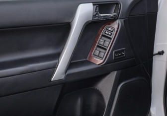Подержанный автомобиль Toyota Land Cruiser Prado 2017 года (25 фото)