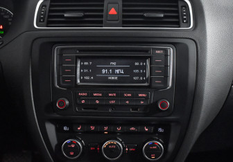 Подержанный автомобиль Volkswagen Jetta Sedan 2013 года (17 фото)