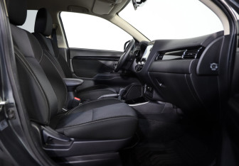 Подержанный автомобиль Mitsubishi Outlander 2022 года (25 фото)