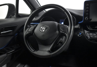 Подержанный автомобиль Toyota C-HR 2018 года (14 фото)