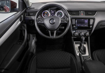 Подержанный автомобиль Skoda Octavia Liftback 2016 года (11 фото)