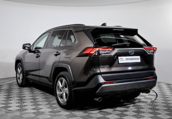 Подержанный автомобиль Toyota RAV4 2021 года (7 фото)