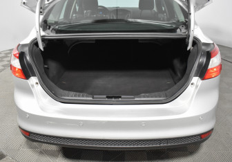 Подержанный автомобиль Ford Focus Sedan 2011 года (18 фото)