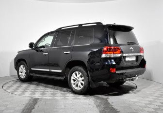 Подержанный автомобиль Toyota Land Cruiser Suv 2015 года (7 фото)