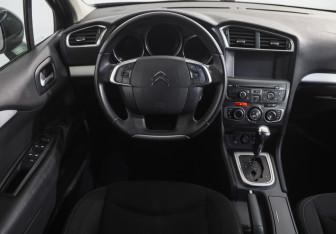 Подержанный автомобиль Citroen C4 Sedan 2013 года (10 фото)