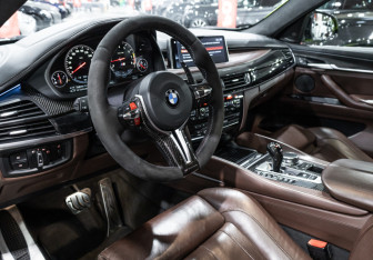 Подержанный автомобиль BMW X6 M 2015 года (16 фото)