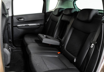 Подержанный автомобиль Peugeot 3008 2014 года (18 фото)