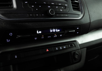 Подержанный автомобиль Peugeot Traveller 2018 года (15 фото)