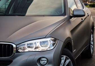 Подержанный автомобиль BMW X6 2017 года (2 фото)