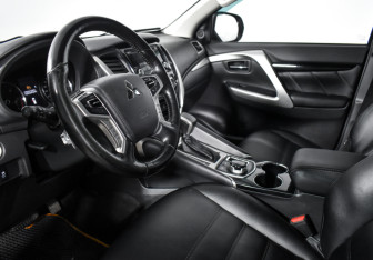 Подержанный автомобиль Mitsubishi Pajero Sport 2019 года (9 фото)