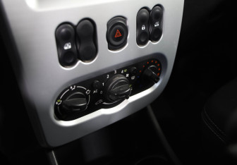 Подержанный автомобиль Renault Sandero 2014 года (13 фото)