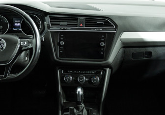 Подержанный автомобиль Volkswagen Tiguan 2019 года (14 фото)
