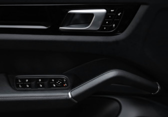 Подержанный автомобиль Porsche Cayenne 2018 года (25 фото)