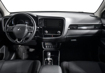 Подержанный автомобиль Mitsubishi Outlander 2020 года (14 фото)