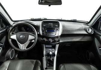 Подержанный автомобиль Lifan X60 2015 года (13 фото)