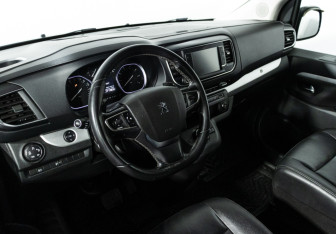 Подержанный автомобиль Peugeot Traveller 2018 года (11 фото)