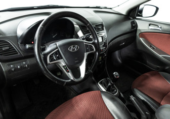 Подержанный автомобиль Hyundai Solaris Hatchback 2011 года (11 фото)