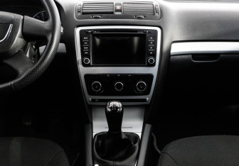 Подержанный автомобиль Skoda Octavia Liftback 2010 года (11 фото)