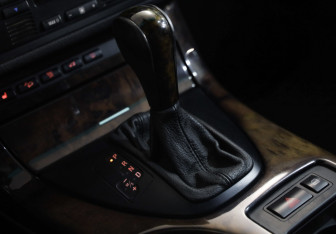 Подержанный автомобиль BMW X5 2005 года (15 фото)